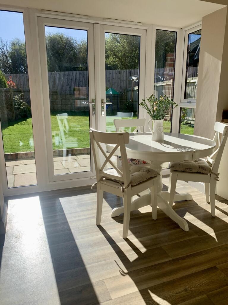 FAMILY DINING KITCHEN