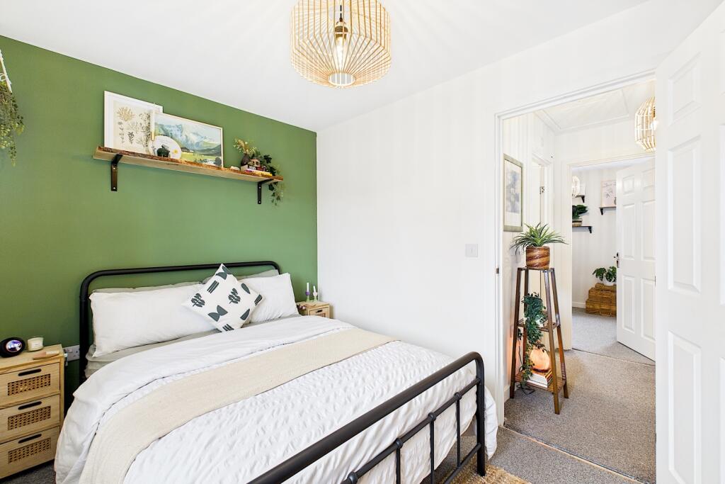 2 English Mews - MAster Bedroom1