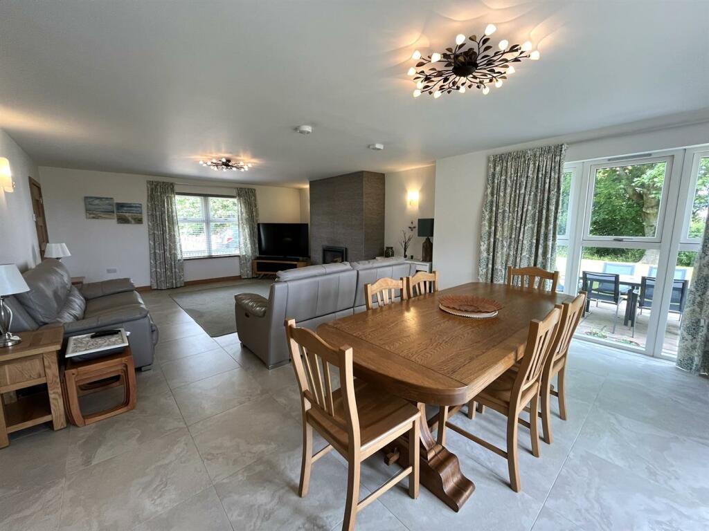 LOUNGE &amp; DINING AREA