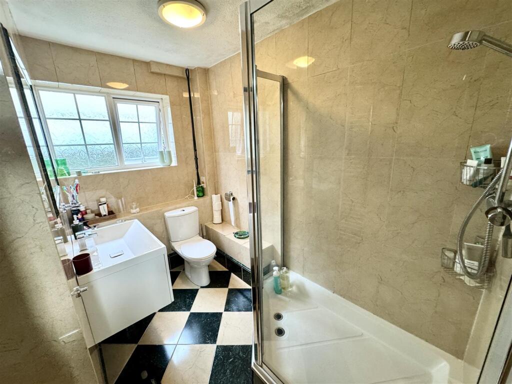 FAMILY SHOWER ROOM