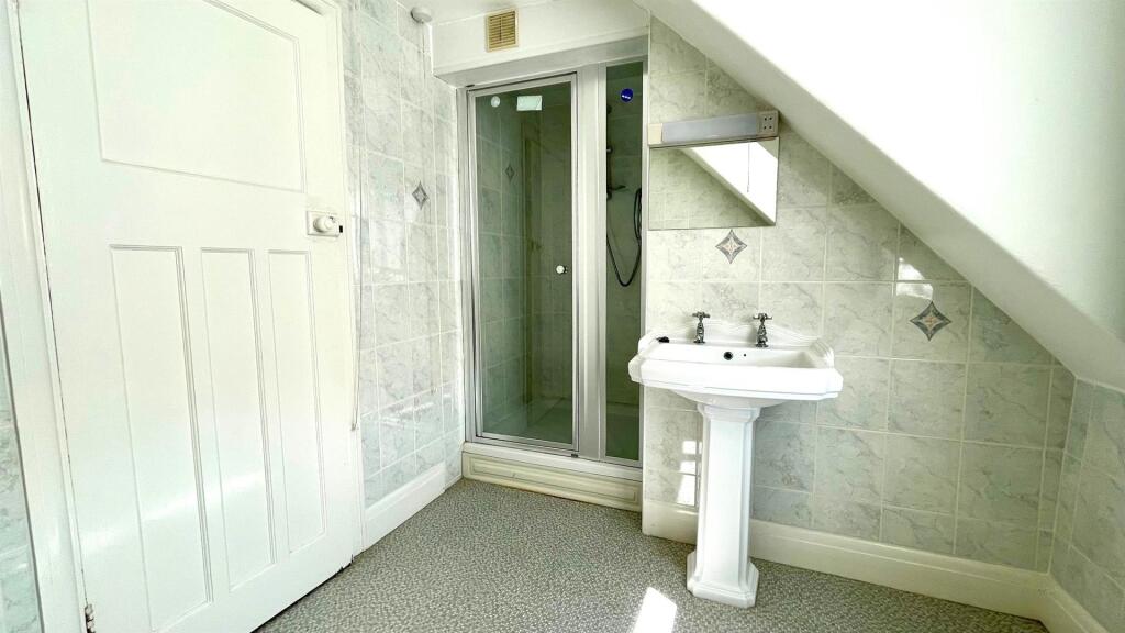 TILED 3-PIECE BATHROOM