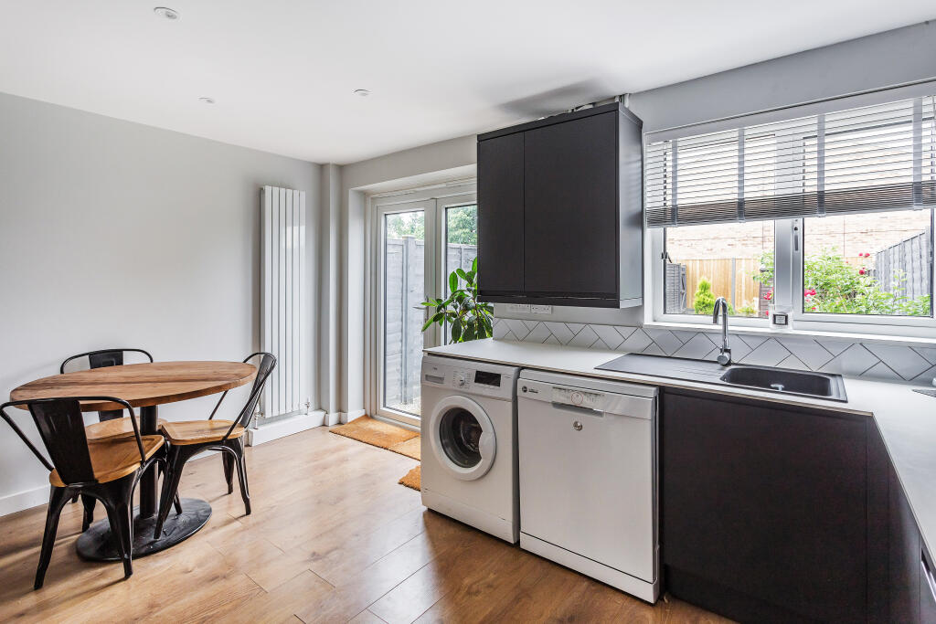 Kitchen dining2.jpg