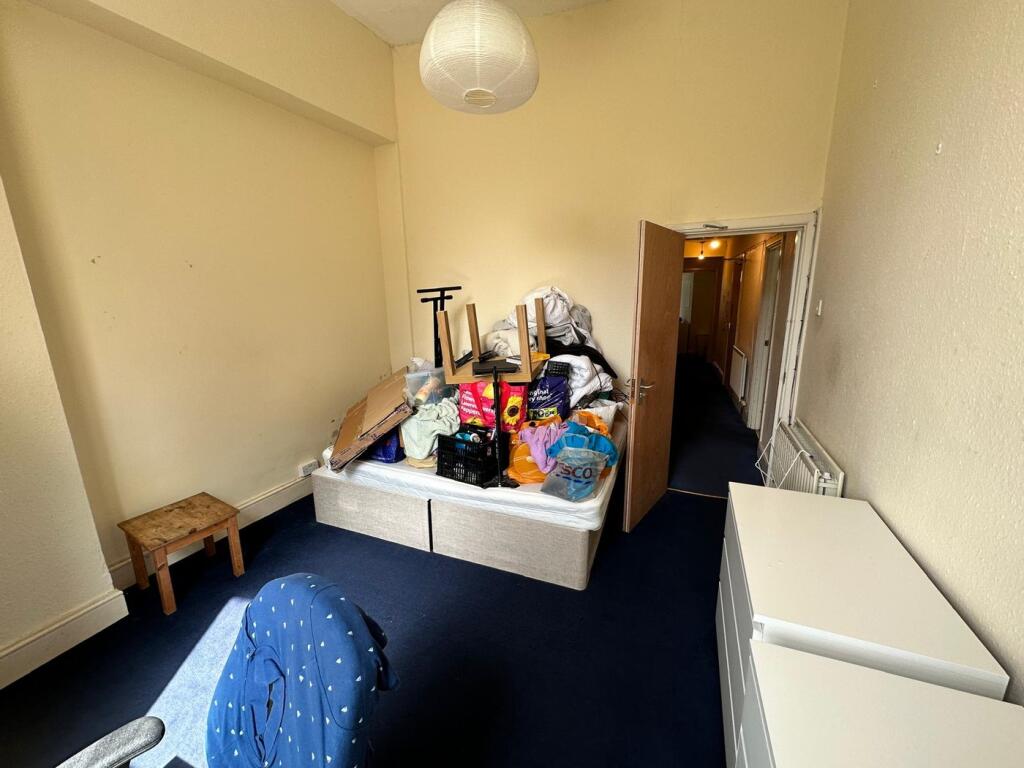 A cozy double bedroom with ample space for pers...