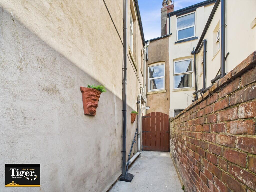 CAM02176G0-PR0582...