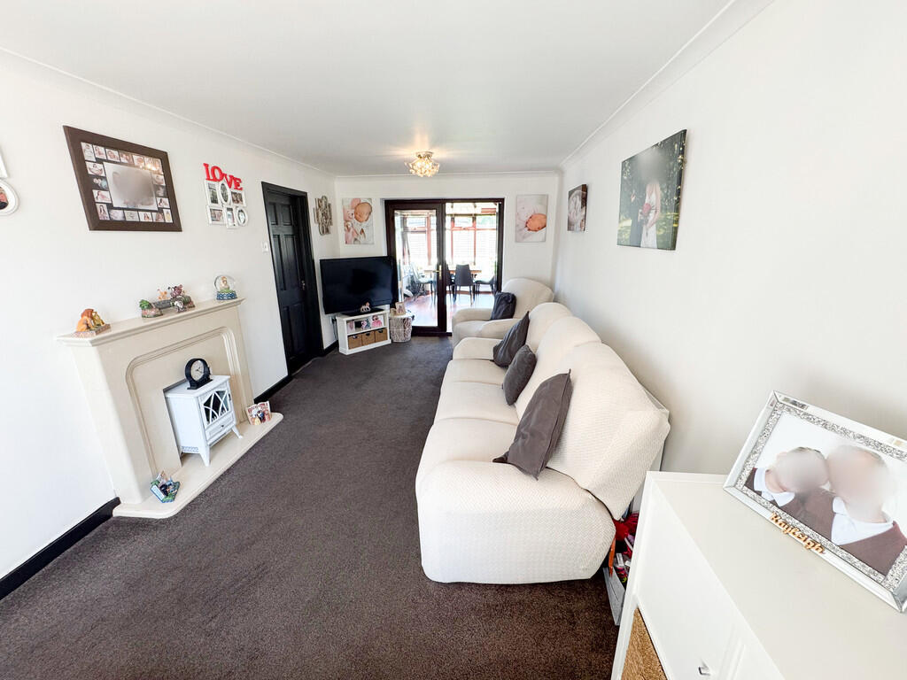 2 Hillside Lounge
