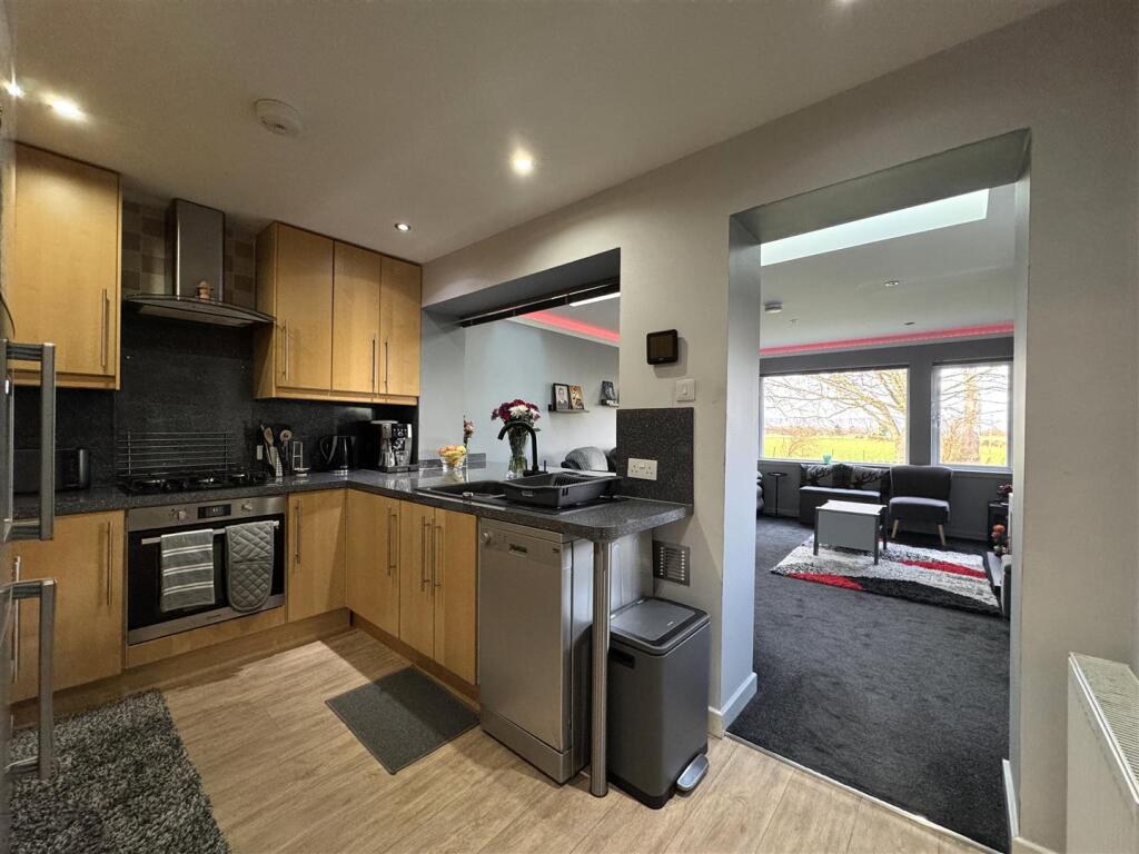 KITCHEN 2.JPG