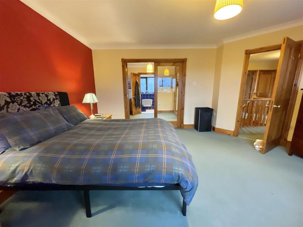 Fron Briallen Master bed pic 2.jpg