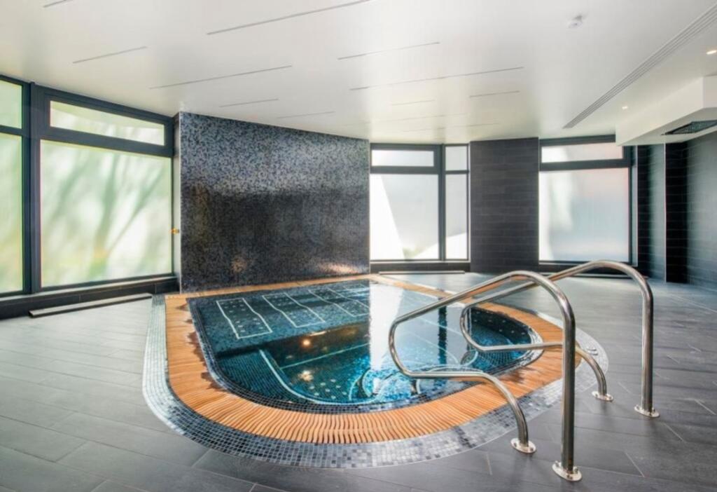 Lrg_Whirlpoool