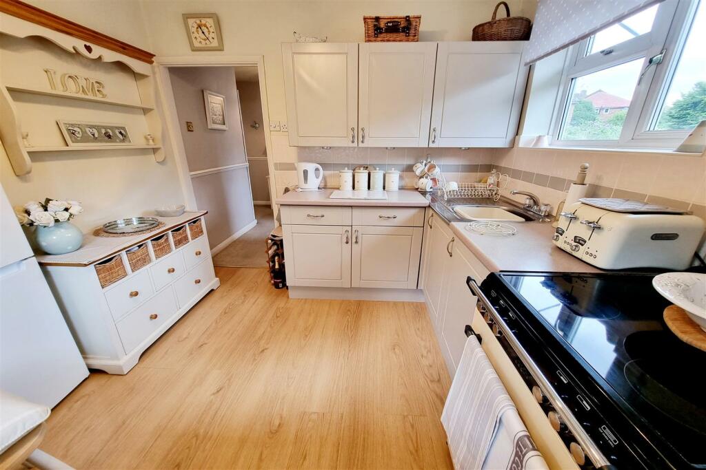 FITTED KITCHEN/DINER: PIC. 2