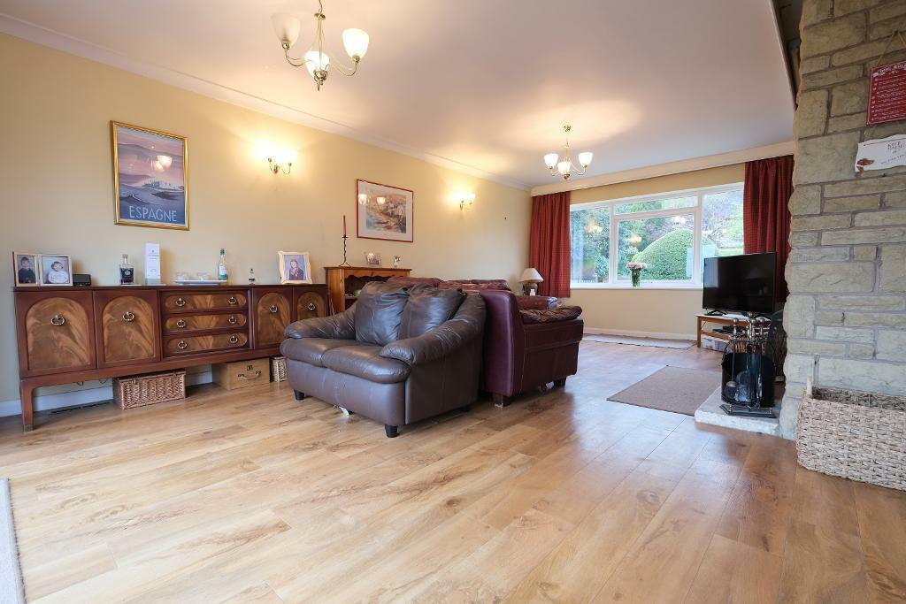 Large sitting room with balcony