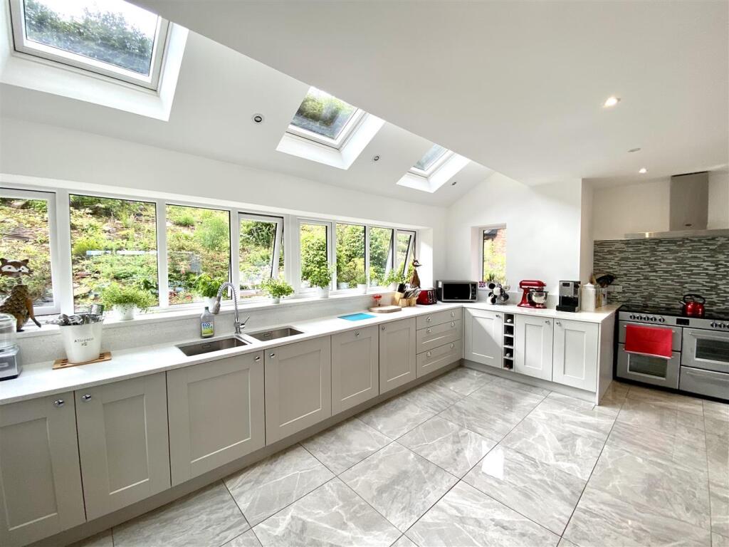 KICTHEN/DINING ROOM