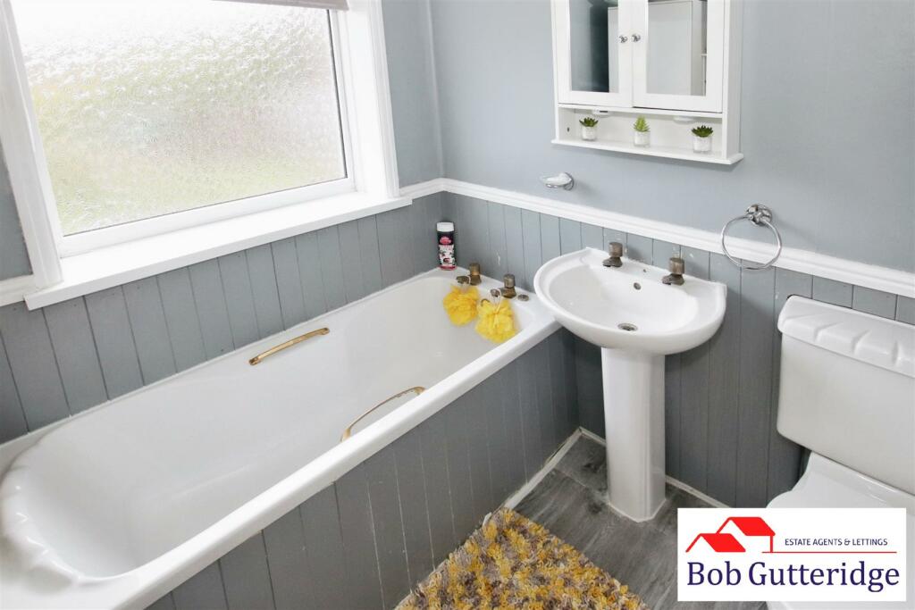FIRST FLOOR BATHROOM