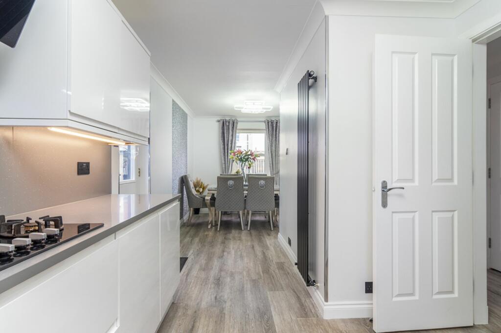 Open plan kitchen/dining