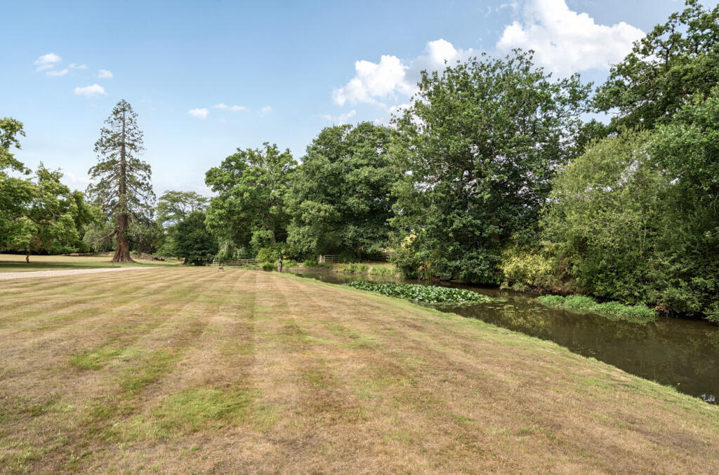 1327648-5-687f5e3...