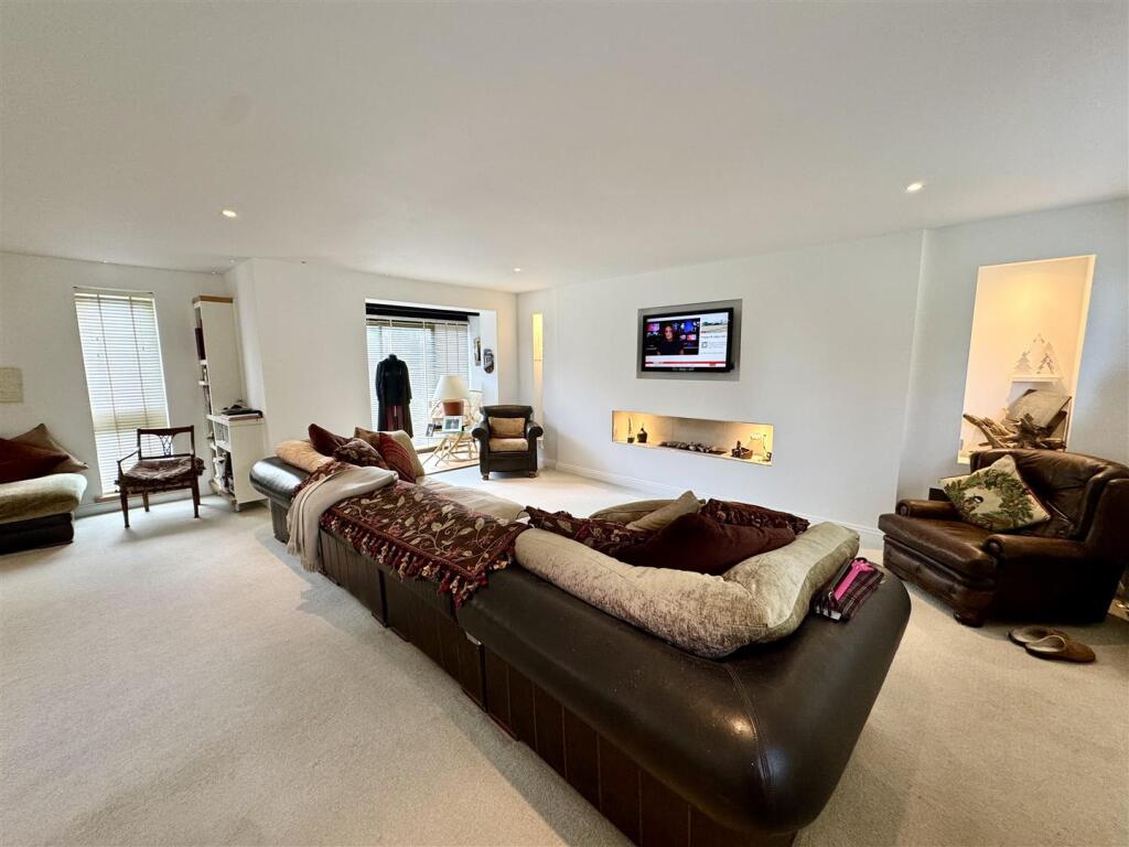 OPEN PLAN LIVING/DINING AREA