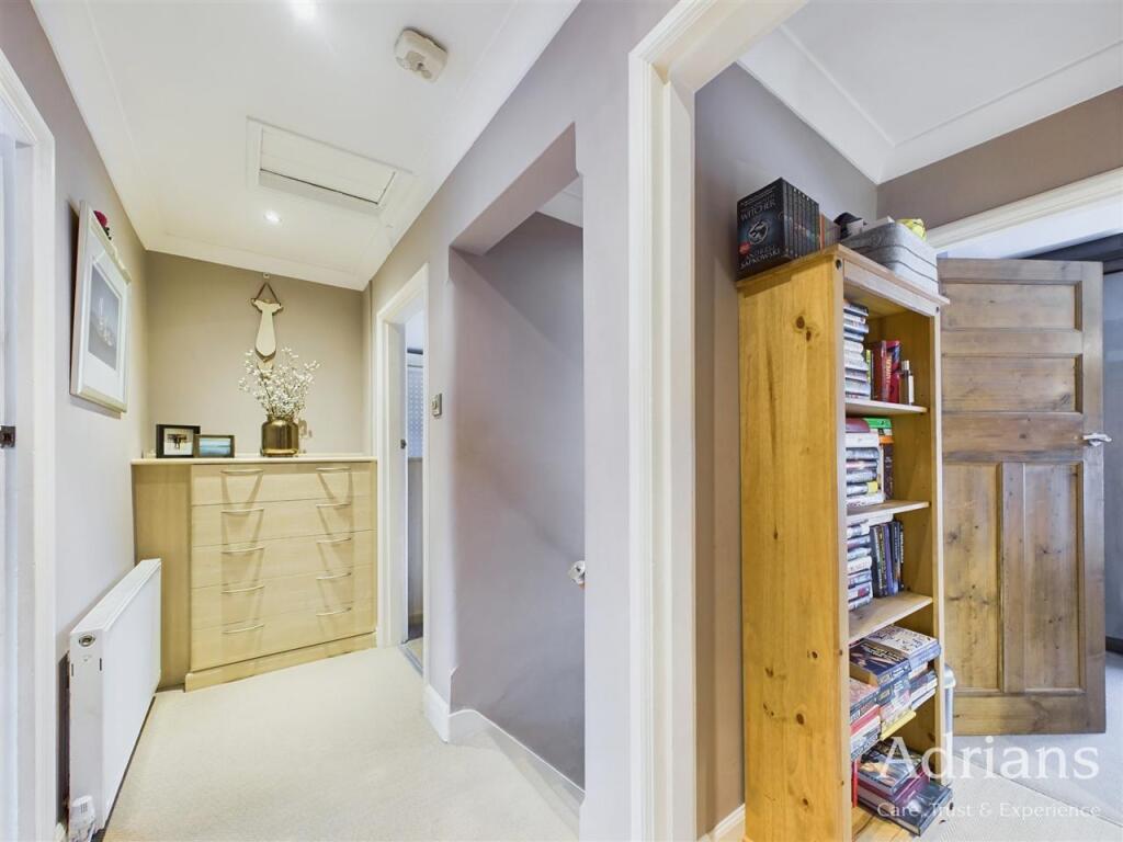 FIRST FLOOR LANDING