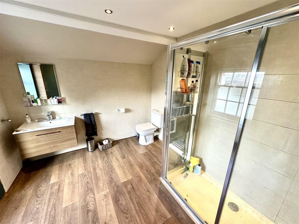 EN-SUITE SHOWER ROOM
