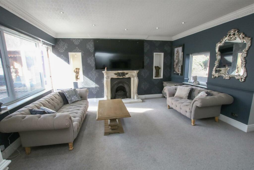 LOUNGE / DINING ROOM