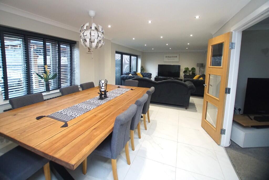 Entertainment/Dining