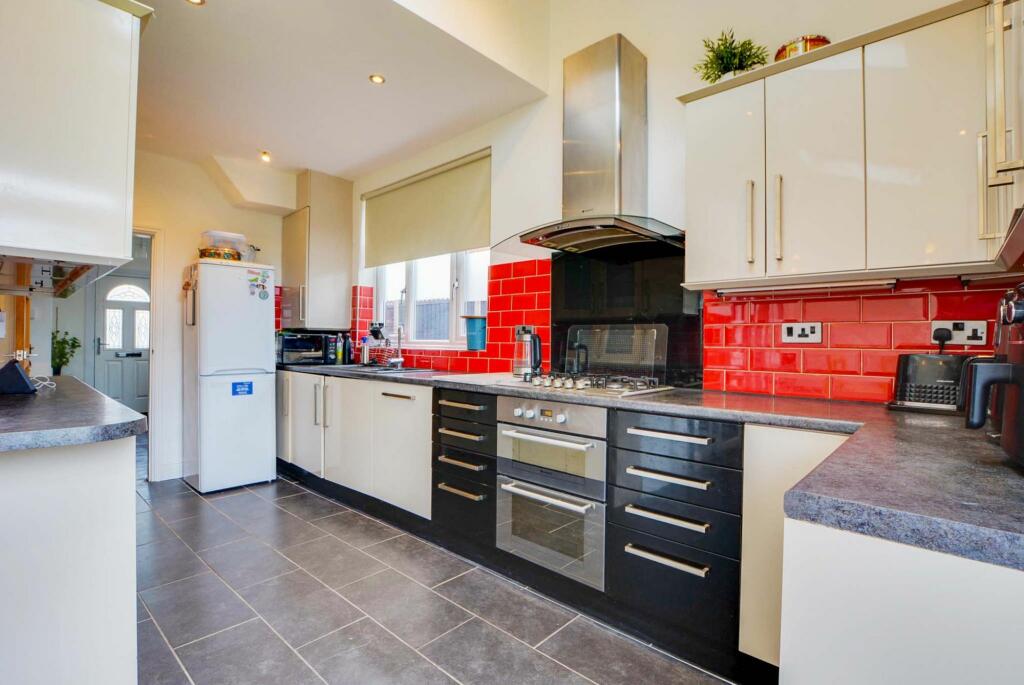 L-Shaped Fitted Dining Kitchen