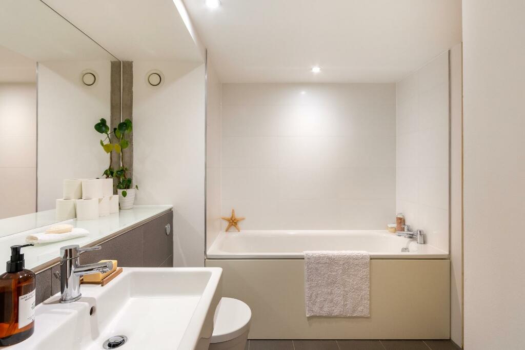 2L1S0BH - Bathroom B.jpg