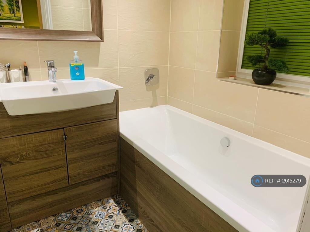 Ensuite Bath &amp; Shower Room