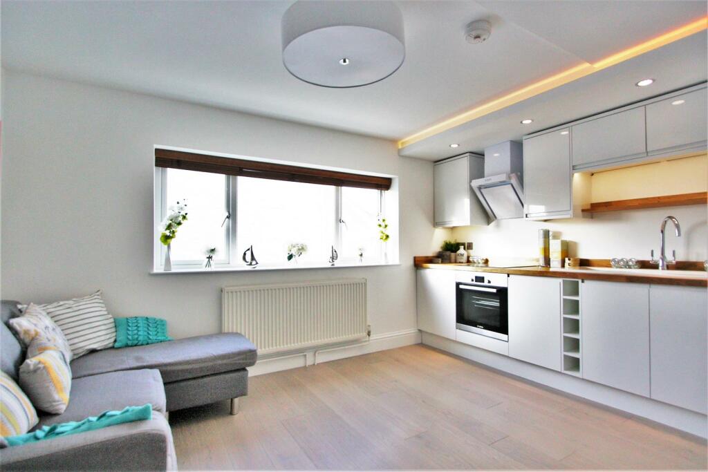 Flat 10, 10-12 Tolcarne Road Kitchen