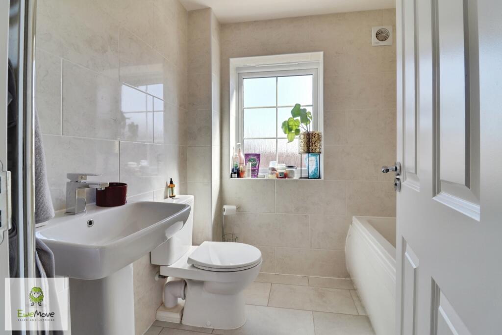 Family bathroom EweMove Cannock