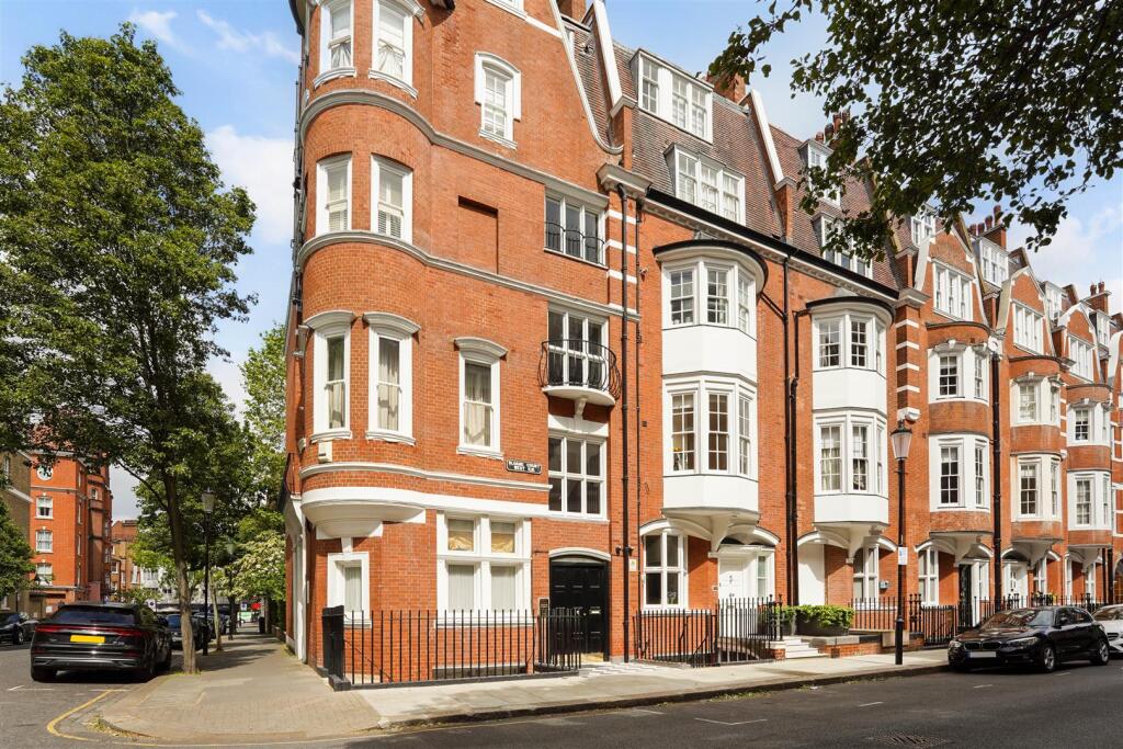 Flat 14, 7 Sloane Court West London (3) C .jpg