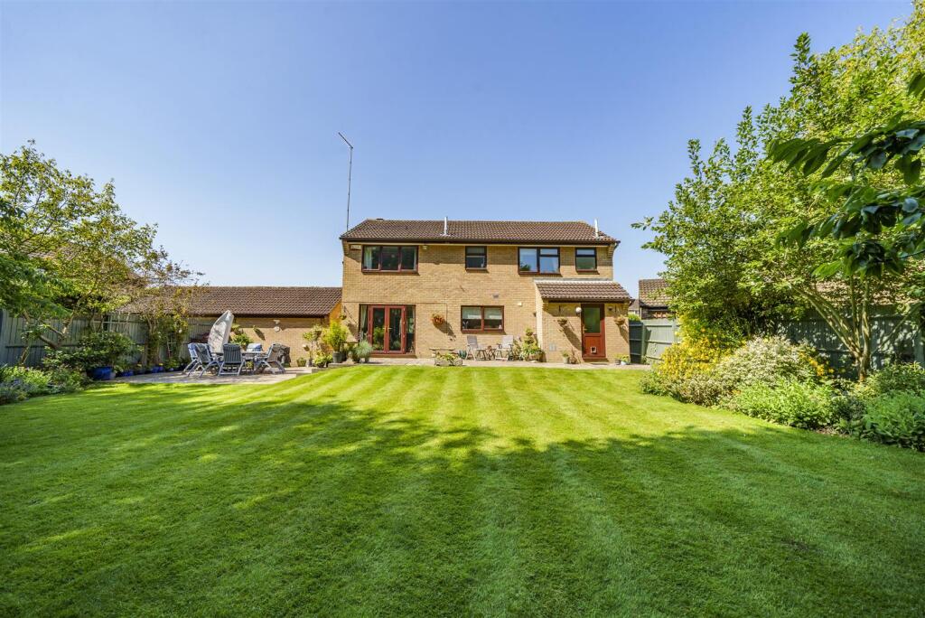 8 Dove Close, Towcester