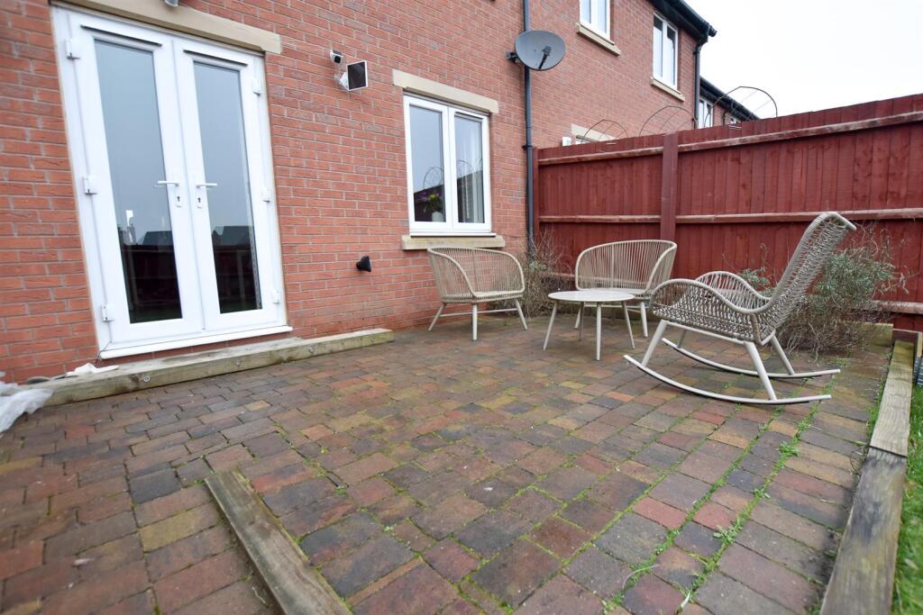 ENCLOSED REAR GARDEN