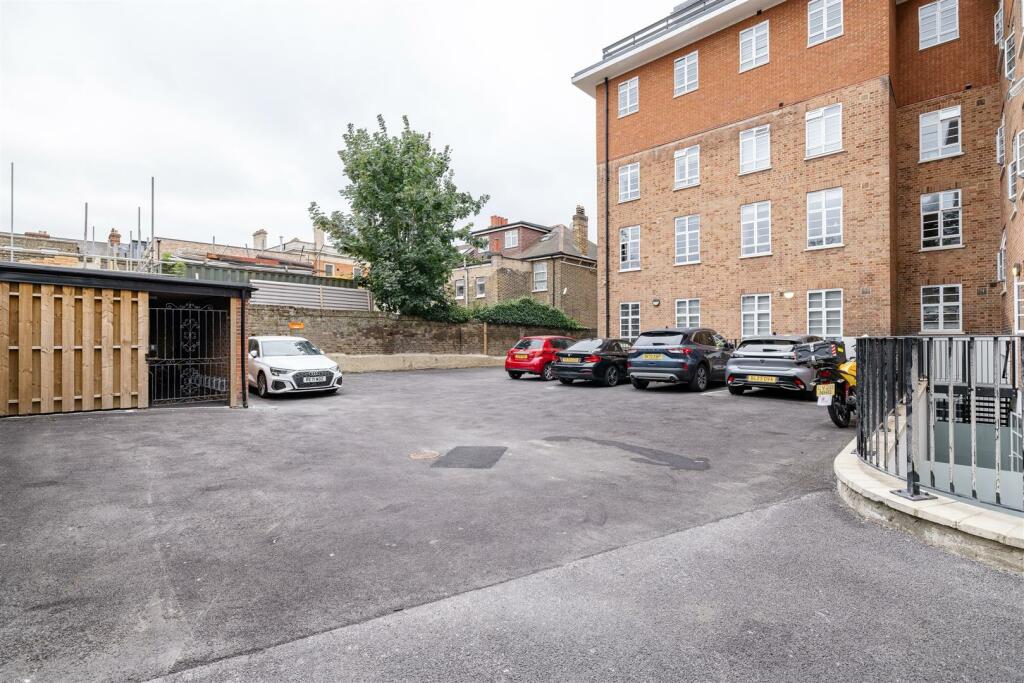 Lemna Road, E11