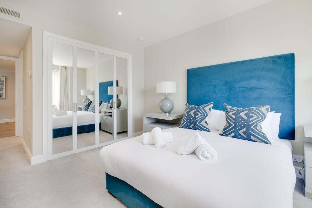Bedroom ONe (4)