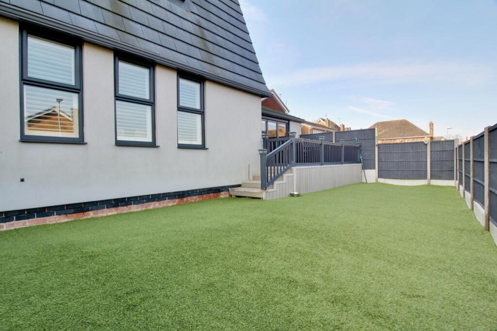 28SR  - 33 Side Garden with Raised Terrace