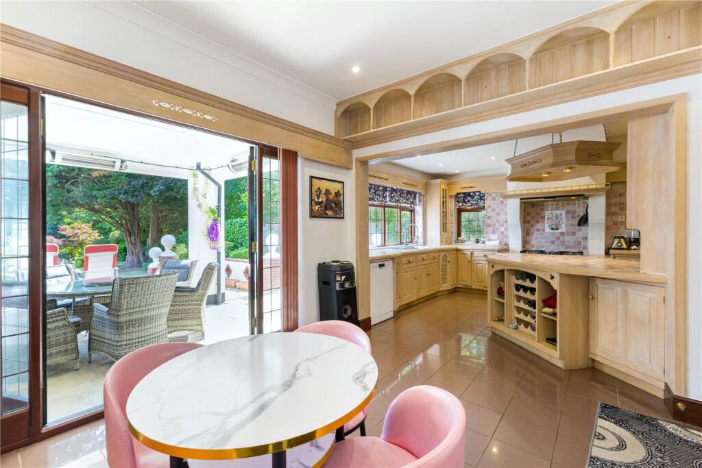 Kitchen/B'fast Room