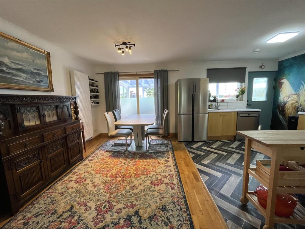 OPEN PLAN DINING AREA