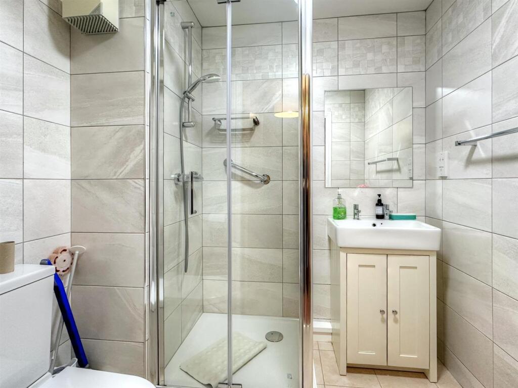 SHOWER ROOM/WC