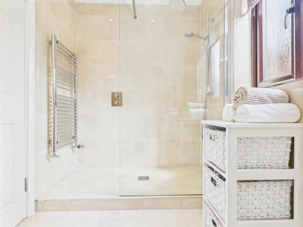 EN-SUITE SHOWER ROOM