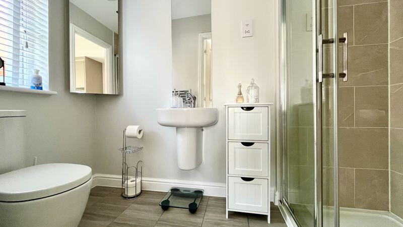 En Suite to Bedroom 1