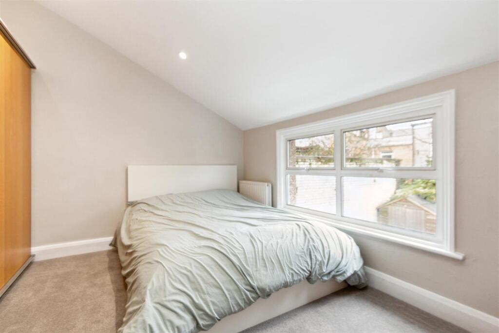 Flat 2 3 Garratt Terrace SW17 bedroom 2.jpg
