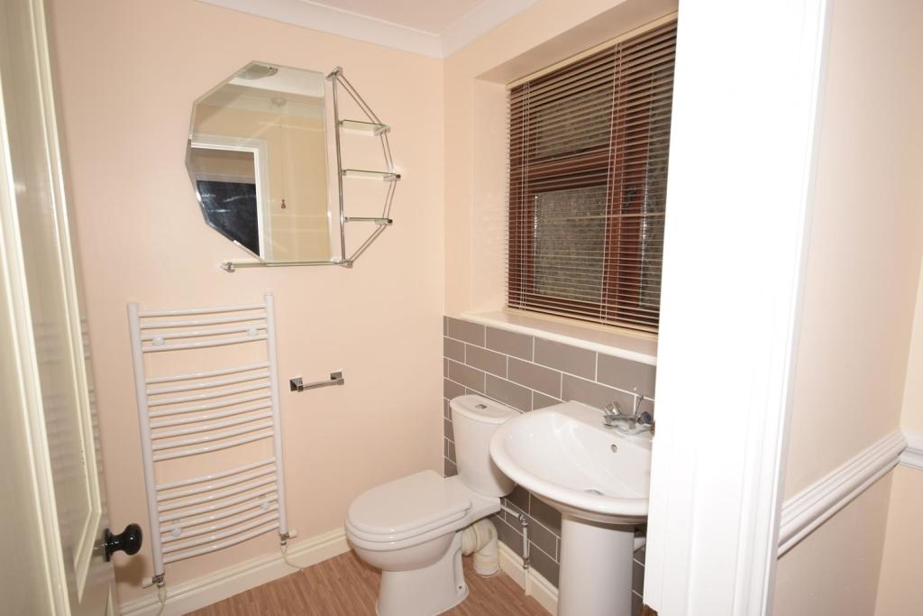 DOWNSTAIRS SHOWER ROOM/WC: