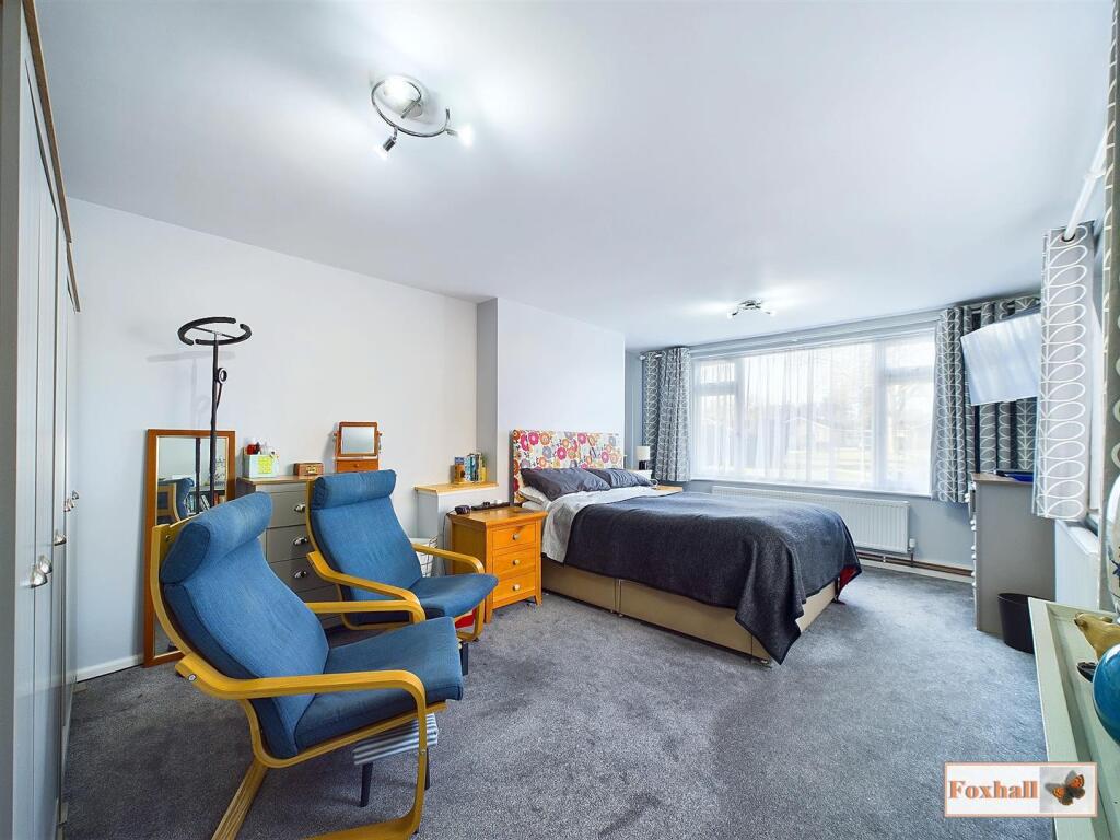 Bedroom One / Lounge