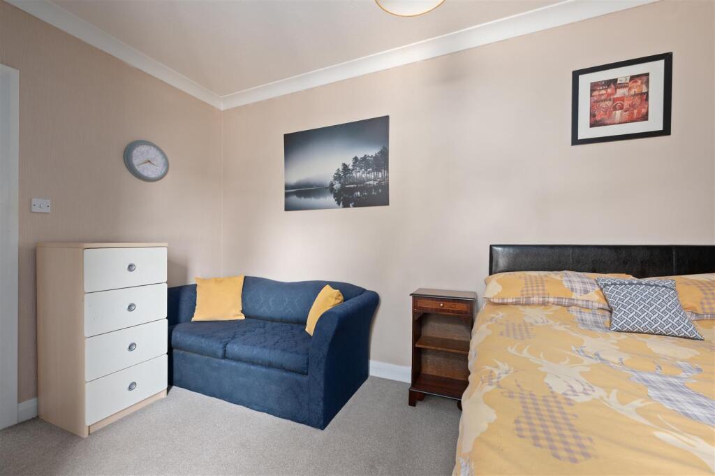 4 Preston Crescent 022.JPG