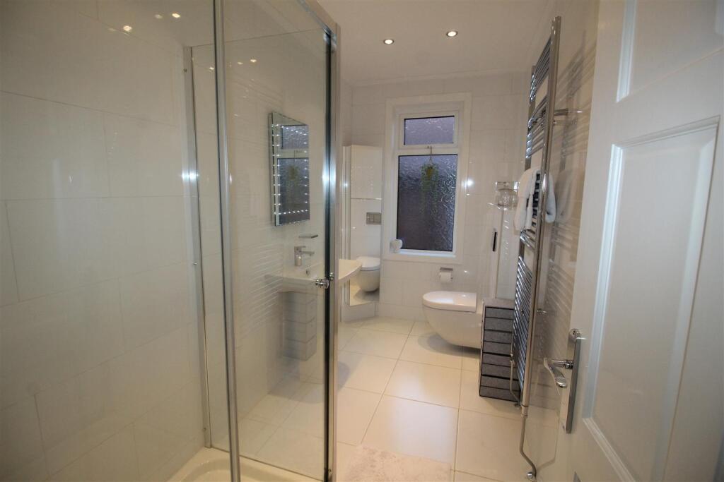 St Annes Road East, 200, en suite to bed 2.JPG