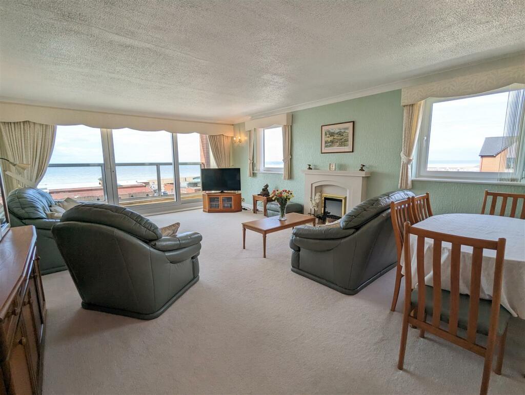 LOUNGE WITH DINING AREA