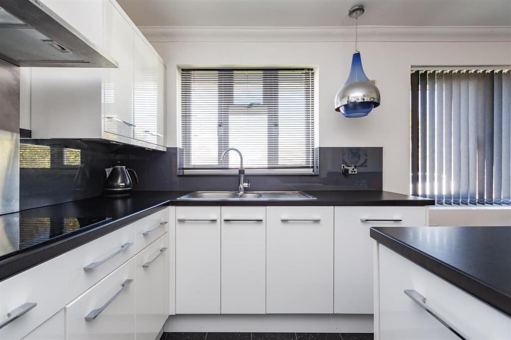 2 Selbourne Close-HR17.jpg