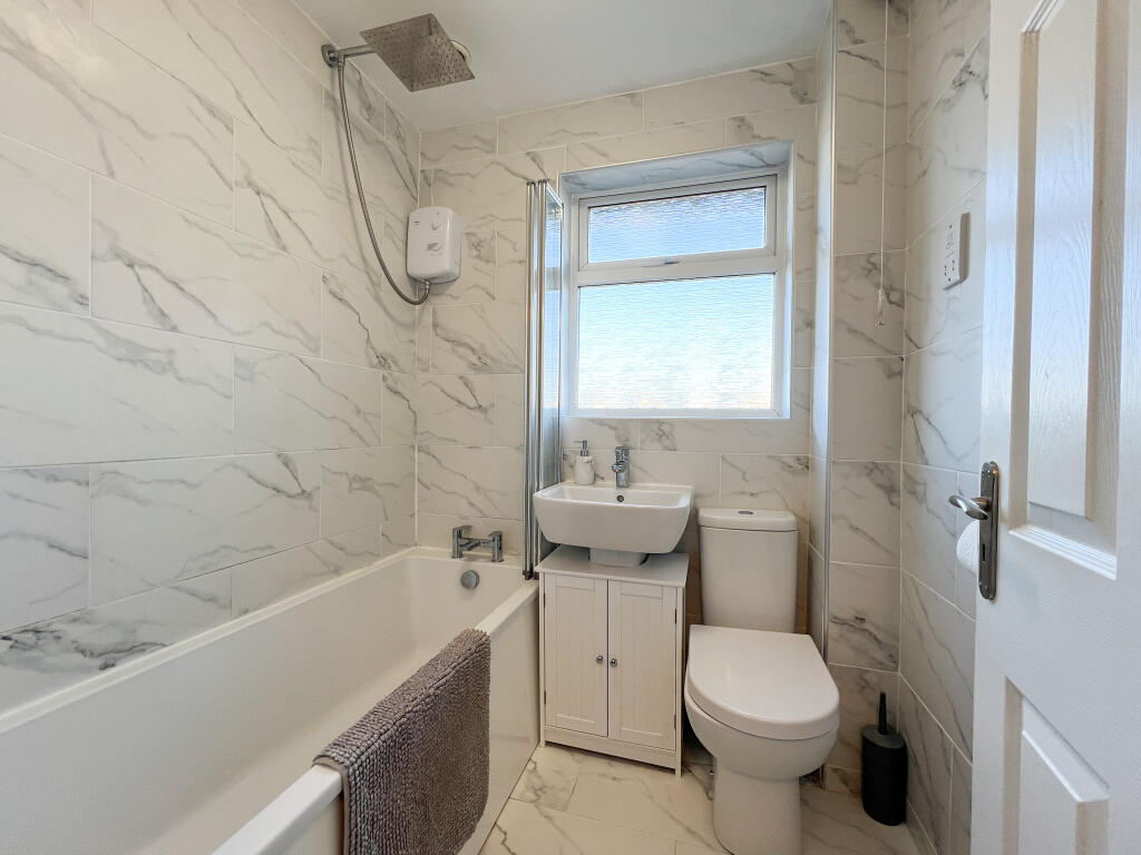 16 Ripon Walk - bathroom