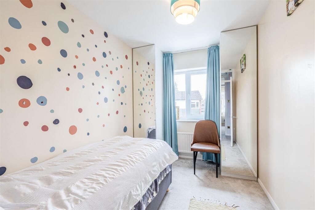 57 Monks Crescent, Addlestone, KT15 1UX - 3.jpg