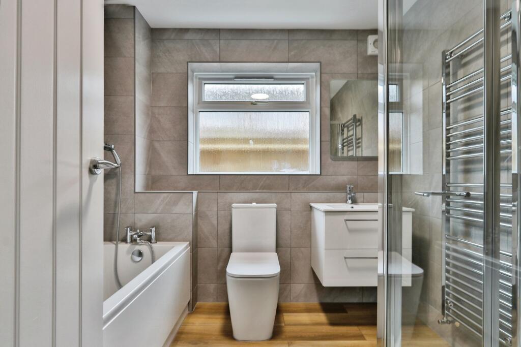 Bath/Shower Room