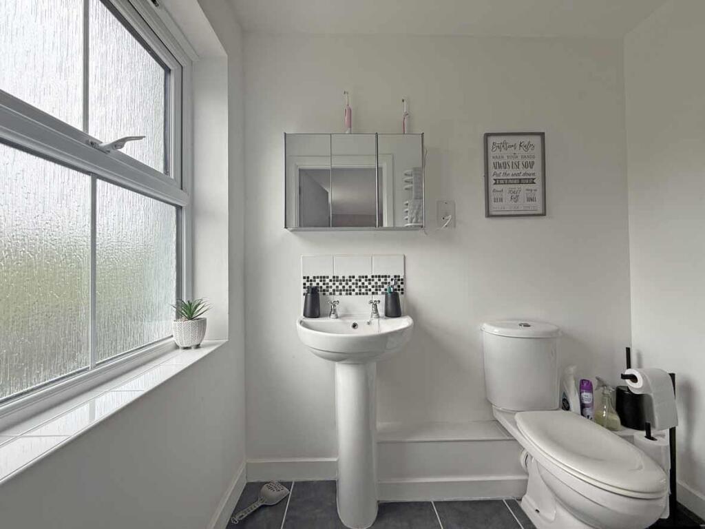 Junction Gardens 100 - En-Suite 1.jpg